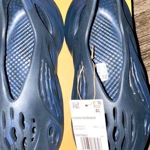 Brand new Yeezy Foam runners !